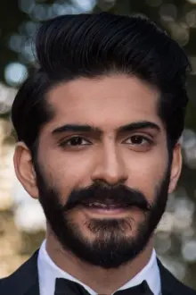 Harshvardhan Kapoor como: Munish / Adil