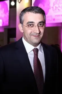 Mkrtich Arzumanyan como: Adik