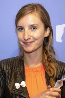 Urša Menart como: Irena