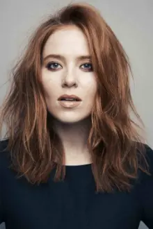 Angela Scanlon como: Presenter