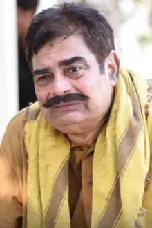 Irfan Khoosat como: Master Akhtar Hussain