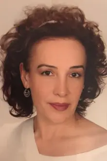 Elif Baysal como: Gülnüs