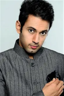 Sahil Anand como: Bhisham