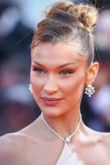 Bella Hadid como: Model