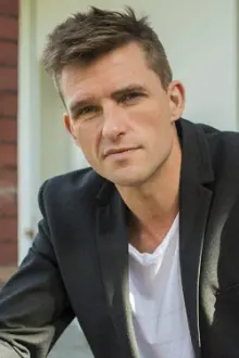 Daniel Frederiksen como: Elliot