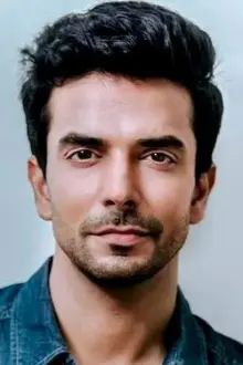 Manit Joura como: Harsh Shastri