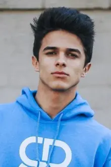 Brent Rivera como: Gil