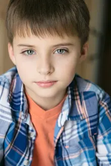 Brayden Ferrell como: Chris