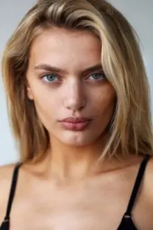 Bregje Heinen como: Jo