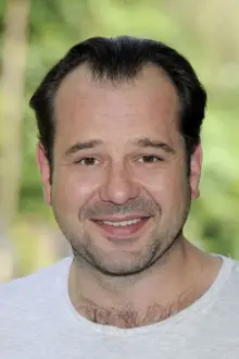 Jakub Wieczorek como: Father Bear (voice)