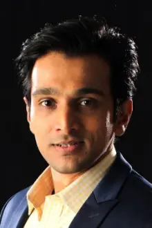 Pratik Gandhi como: Host