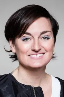 Zoe Lyons como: 