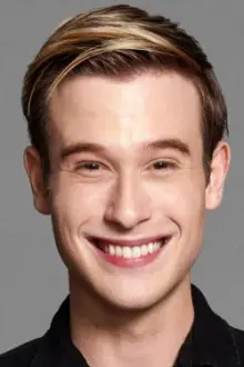 Tyler Henry como: Self - Host