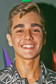 Xande Valois como: Léo