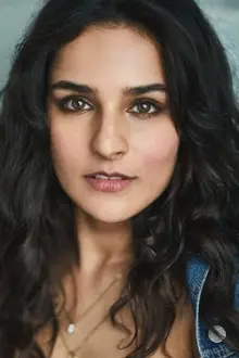 Angira Dhar como: Karina D'Souza