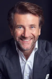 Robert Herjavec como: Self - Shark