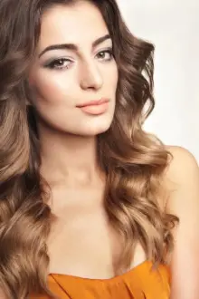 Iveta Mukuchyan como: Angela