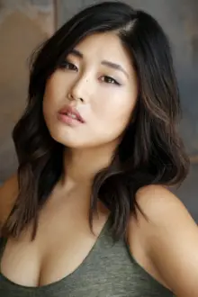 Kahyun Kim como: Sarah