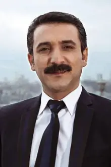 Latif Doğan como: 