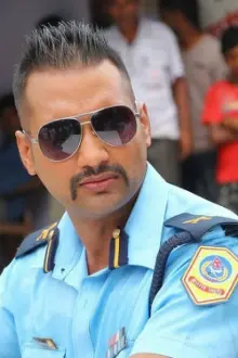 Nikhil Upreti como: Police Officer