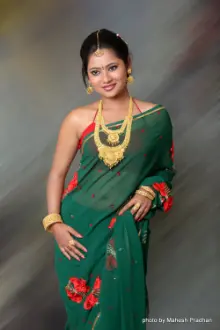 Keki Adhikari como: Rani