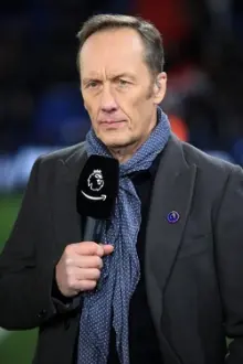 Lee Dixon como: Ele mesmo