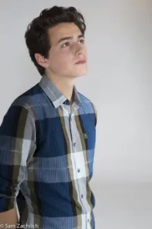 Liam Attridge como: Ethan Larson