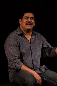 Saroj Khanal como: Geet's Father