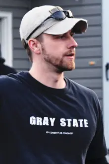 David Crowley como: Self - Director, "Gray State" (archive footage)