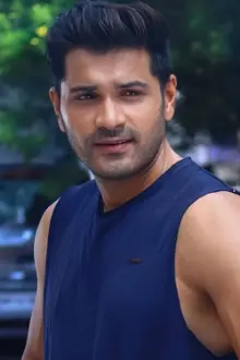 Mrunal Jain como: Akash Chatterjee