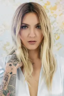 Julia Michaels como: Ela mesma