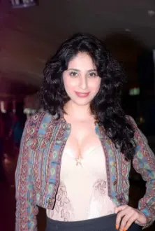 Neha Bhasin como: Dolly saluja