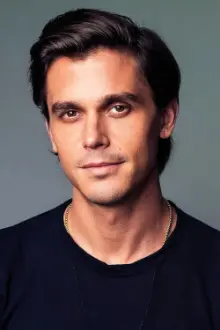 Antoni Porowski como: Antoni