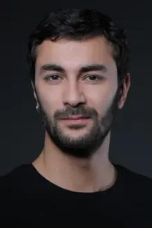 Mehmet Korhan Fırat como: Uzman Çavuş Şahin Bulut