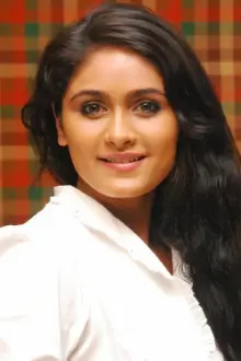 Bianca Desai como: Usha