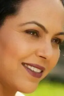 Seema Kaushal como: Mrs Surinder Dhillon