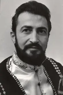 Mukhtarbey Kantemirov como: Rustam