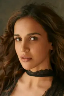 Aisha Sharma como: Shikha