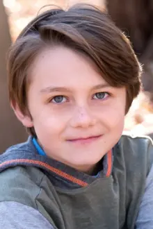 Brady Jenness como: Charlie Giroux