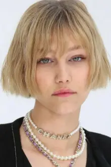 Grace VanderWaal como: Susan "Stargirl" Caraway