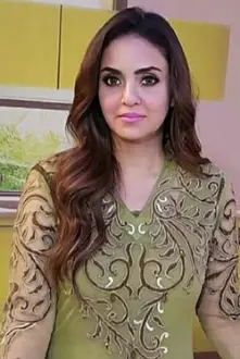 Nadia Khan como: Host