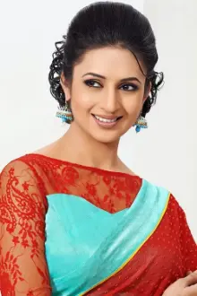 Divyanka Tripathi como: Ishita Raman Kumar Bhalla