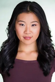 Connie Wang como: Caroline Sanders