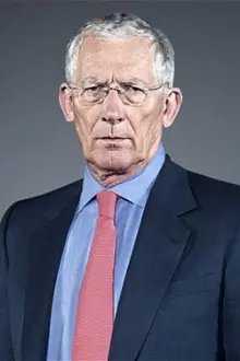 Nick Hewer como: 