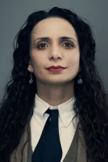 Ella Al-Shamahi como: Host