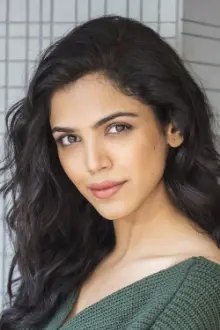 Shriya Pilgaonkar como: Divya / Mariam