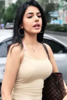 Sarah Khatri como: 