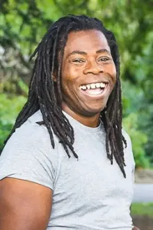 Ade Adepitan como: 