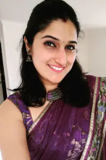 Amrutha Karagada como: Divya