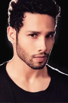 Siddhant Chaturvedi como: Zain Siddiqui